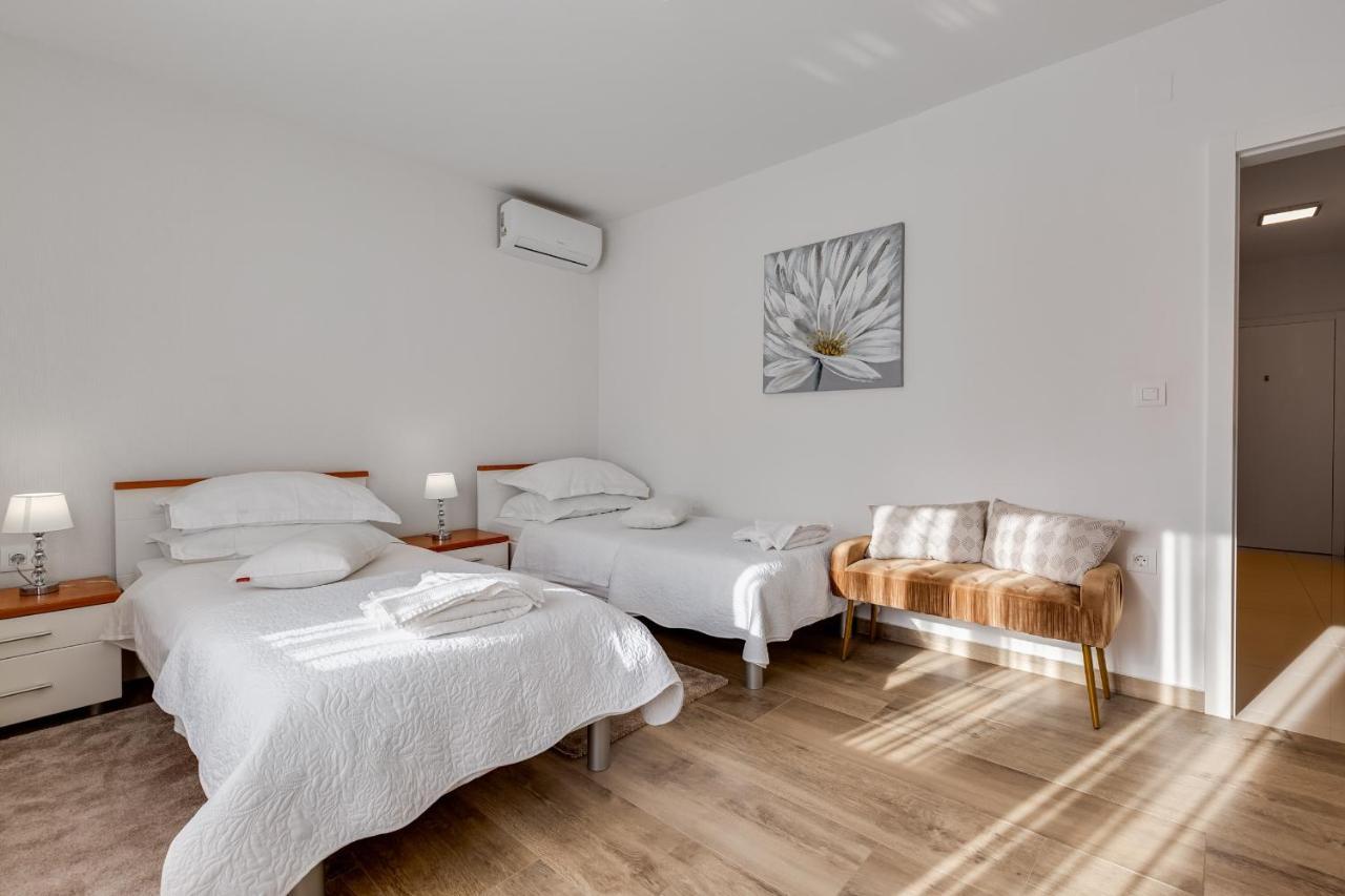 Elegant Two Bedroom Apartment Zadar Bagian luar foto