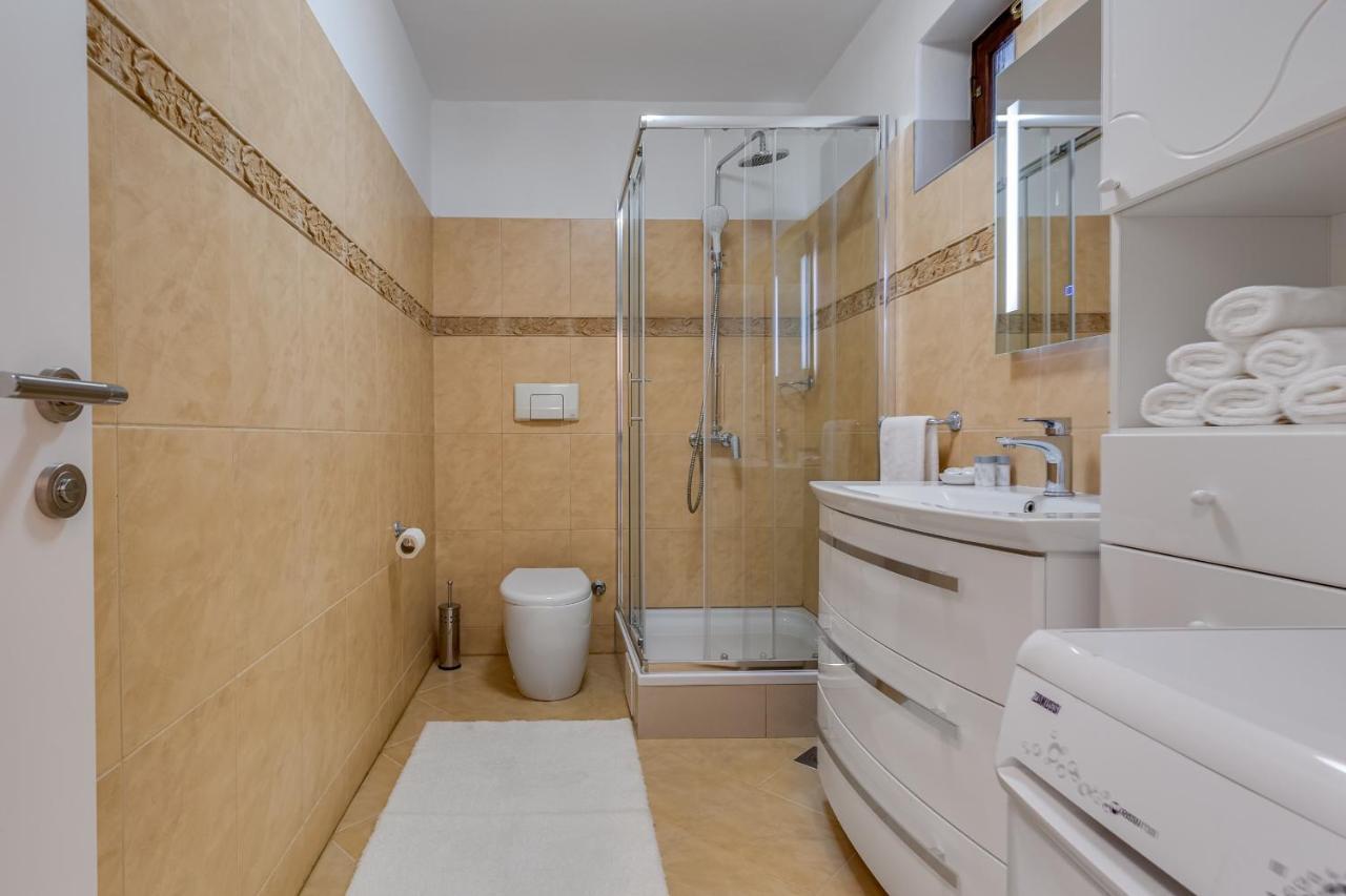 Elegant Two Bedroom Apartment Zadar Bagian luar foto