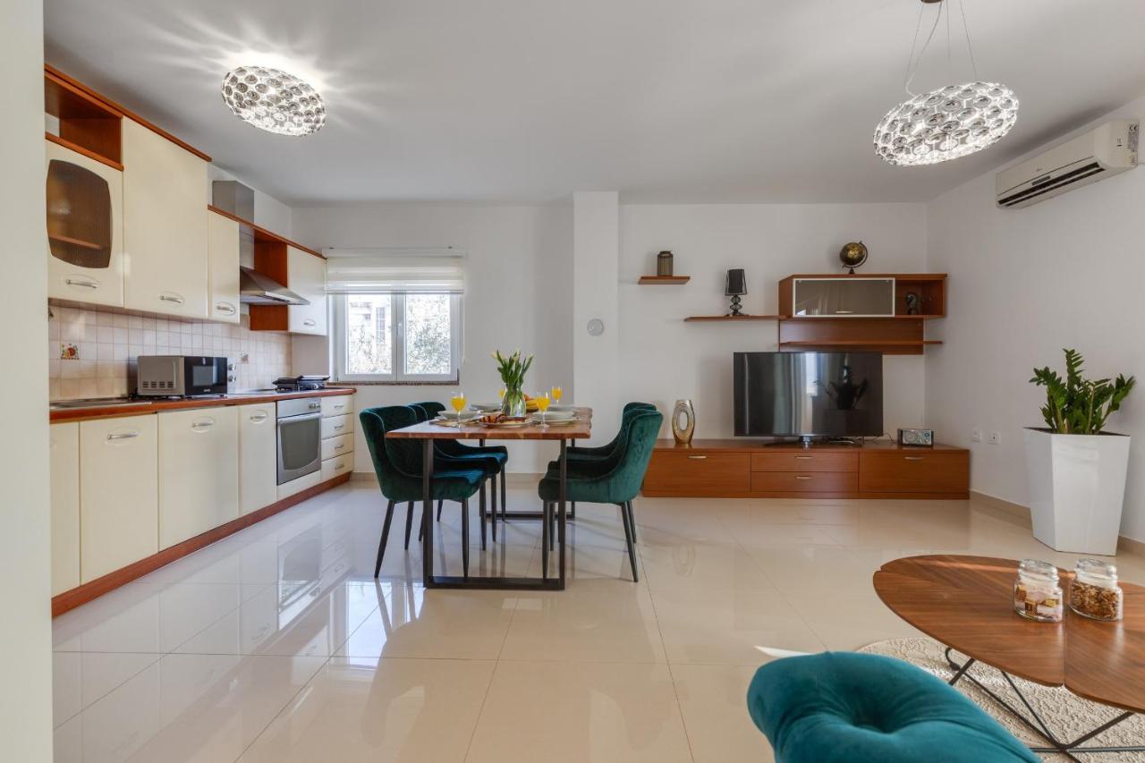 Elegant Two Bedroom Apartment Zadar Bagian luar foto