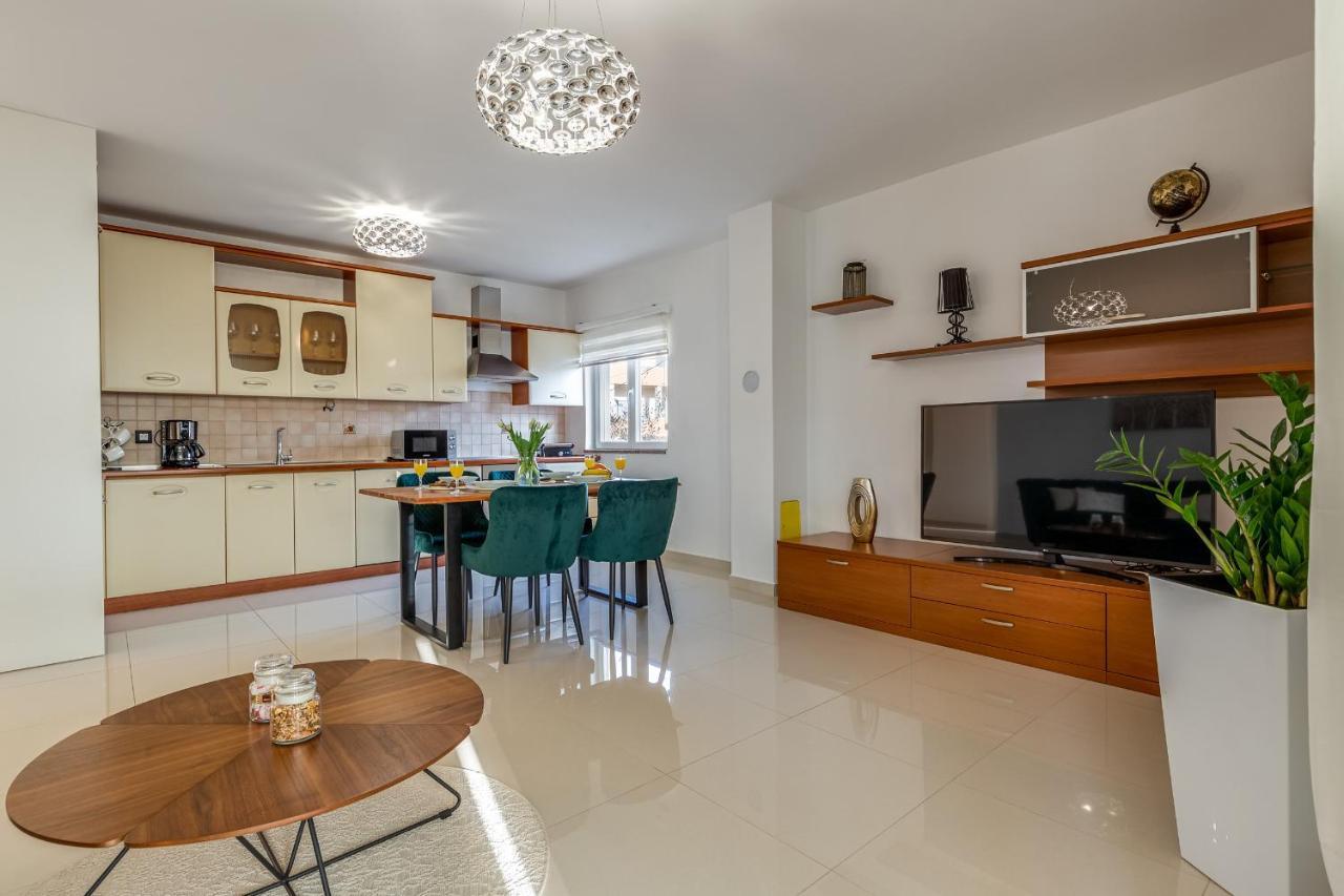 Elegant Two Bedroom Apartment Zadar Bagian luar foto